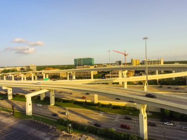 Havadan görünümü büyük otoyol kavşağı, yığın değişimi ile yükseltilmiş yol Kavşağı Üstgeçit, Houston, Texas geç öğleden sonra. Bu beş düzeyli Otoban kavşağı taşımak ağır acele saat trafik.