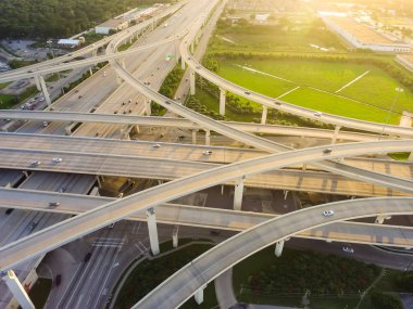 Havadan görünümü büyük otoyol kavşağı, yığın değişimi ile yükseltilmiş yol Kavşağı Üstgeçit, Houston, Texas geç öğleden sonra. Bu beş düzeyli Otoban kavşağı taşımak ağır acele saat trafik.