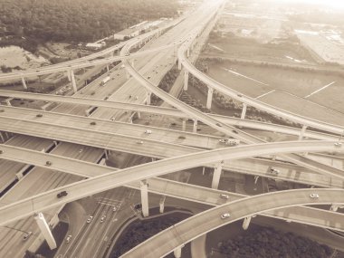 Vintage sesi havadan görünümü büyük otoyol kavşağı, yığın değişimi ile yükseltilmiş yol Kavşağı Üstgeçit Houston, Texas, ABD. Beş düzeyli Otoban kavşağı taşımak ağır acele saat trafik