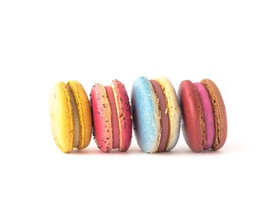 Beyaz arka plan üzerinde izole macaroons çeşitli. Stüdyo lezzetli ve renkli Fransız acıbadem kurabiyesi vurdu. Tatlı Yemek Tatlilar, incelik, renkli kurabiye pastel renkler