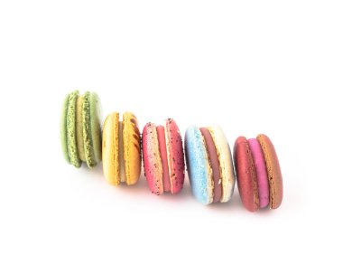 Beyaz arka plan üzerinde izole macaroons çeşitli. Stüdyo lezzetli ve renkli Fransız acıbadem kurabiyesi vurdu. Tatlı Yemek Tatlilar, incelik, renkli kurabiye pastel renkler