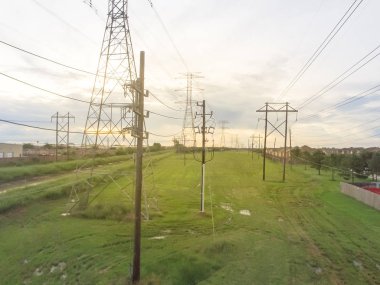 Hava endüstriyel arka plan grubu enerji nakil direkleri (veya güç Kulesi, elektrik pilon, çelik kafes kule). Yüksek gerilim ayağı, apartman kompleksi, ırmaklar, ambar ile genel gider güç hattı
