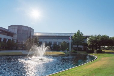 Plano, Tx, ABD-Temmuz 7, 2018: Şirket Merkez Kampüs Keurig Dr Pepper. Plano Amerikan meşrubat şirketi. Dr Pepper Snapple Grup, Inc. Tree, göl Çeşme manzara olarak biliniyordu