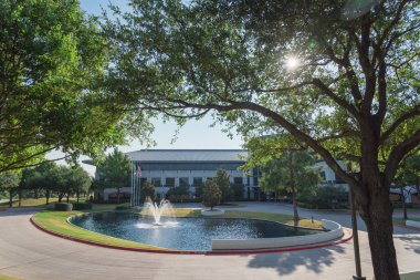 Plano, Tx, ABD-Temmuz 7, 2018: Şirket Merkez Kampüs Keurig Dr Pepper. Plano Amerikan meşrubat şirketi. Dr Pepper Snapple Grup, Inc. Tree, göl Çeşme manzara olarak biliniyordu