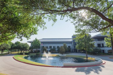Plano, Tx, ABD-Temmuz 7, 2018: Şirket Merkez Kampüs Keurig Dr Pepper. Plano Amerikan meşrubat şirketi. Dr Pepper Snapple Grup, Inc. Tree, göl Çeşme manzara olarak biliniyordu
