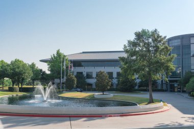 Plano, Tx, ABD-Temmuz 7, 2018: Şirket Merkez Kampüs Keurig Dr Pepper. Plano Amerikan meşrubat şirketi. Dr Pepper Snapple Grup, Inc. Tree, göl Çeşme manzara olarak biliniyordu