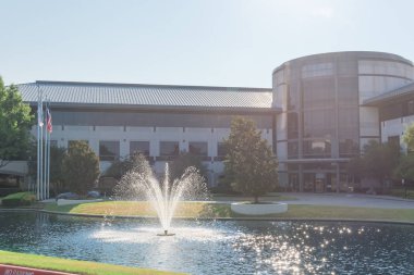 Plano, Tx, ABD-Temmuz 7, 2018: Şirket Merkez Kampüs Keurig Dr Pepper. Plano Amerikan meşrubat şirketi. Dr Pepper Snapple Grup, Inc. Tree, göl Çeşme manzara olarak biliniyordu