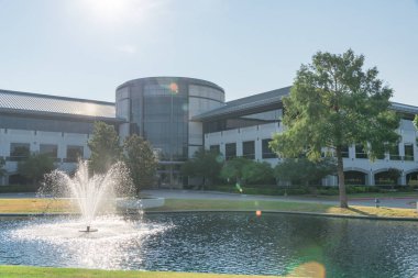 Plano, Tx, ABD-Temmuz 7, 2018: Şirket Merkez Kampüs Keurig Dr Pepper. Plano Amerikan meşrubat şirketi. Dr Pepper Snapple Grup, Inc. Tree, göl Çeşme manzara olarak biliniyordu