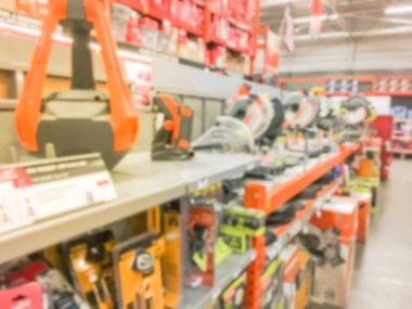 Güç aracı açılan kitleri Texas, Amerika donanım mağazasında bulanık çeşitli. Pnömatik brad nailer, matkap ve sürücü seçimi soyut, gördüm, dairesel, fırçasız, çerçeveleme, düz, Akülü ölçmek