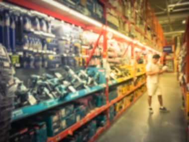 Vintage hareket için değişiklik-in güç araç açılan kitleri ABD donanım mağazasında alışveriş müşteri bulanık. Matkap yelpazesi soyut, gördüm, dairesel, fırçasız, çerçeveleme, düz, Akülü ölçmek