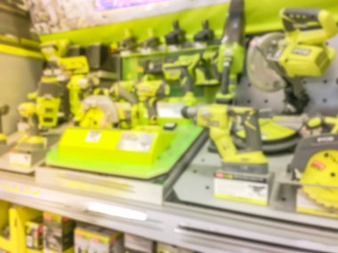 Güç aracı açılan kitleri Texas, Amerika donanım mağazasında bulanık çeşitli. Pnömatik brad nailer, matkap ve sürücü seçimi soyut, gördüm, dairesel, fırçasız, çerçeveleme, düz, Akülü ölçmek