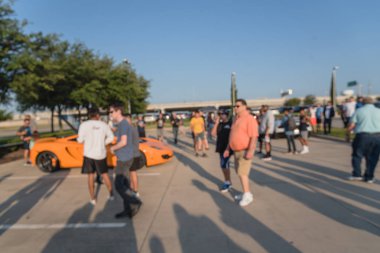 Dallas, Texas, ABD yerel otomobil katılan kişi soyut bulanık çeşitli grup. Meşgul insanlar araçların tüm yıl, yapar, lüks ve süper arabalar modelleri koleksiyonu tarama