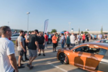 Dallas, Texas, ABD yerel otomobil katılan kişi soyut bulanık çeşitli grup. Meşgul insanlar araçların tüm yıl, yapar, lüks ve süper arabalar modelleri koleksiyonu tarama