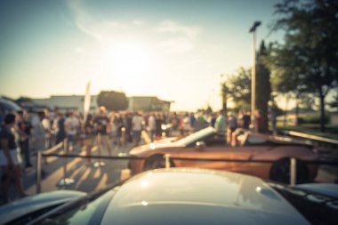 Dallas, Texas, ABD yerel otomobil katılan kişi soyut bulanık çeşitli grup. Meşgul insanlar araçların tüm yıl, yapar, lüks ve süper arabalar modelleri koleksiyonu tarama