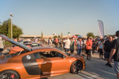 Dallas, Texas, ABD yerel otomobil katılan kişi soyut bulanık çeşitli grup. Meşgul insanlar araçların tüm yıl, yapar, lüks ve süper arabalar modelleri koleksiyonu tarama