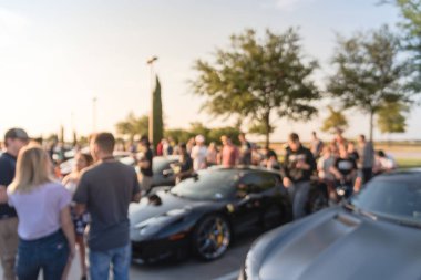 Dallas, Texas, ABD yerel otomobil katılan kişi soyut bulanık çeşitli grup. Meşgul insanlar araçların tüm yıl, yapar, lüks ve süper arabalar modelleri koleksiyonu tarama