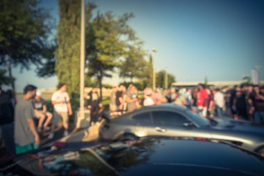 Vintage sesi Dallas, Texas, ABD Yerel otomobil katılan kişi hareket farklı grup bulanık. Meşgul insanlar tüm yıl, marka ve model araçların tarama.