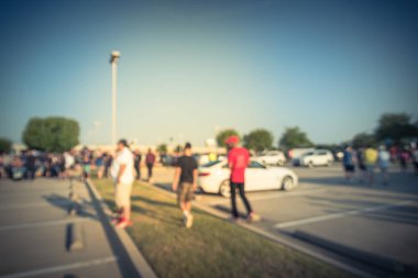 Vintage sesi Dallas, Texas, ABD Yerel otomobil katılan kişi hareket farklı grup bulanık. Meşgul insanlar tüm yıl, marka ve model araçların tarama.