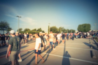 Vintage sesi Dallas, Texas, ABD Yerel otomobil katılan kişi hareket farklı grup bulanık. Meşgul insanlar tüm yıl, marka ve model araçların tarama.