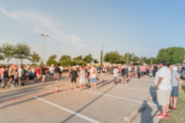 Bulanık hareket Dallas, Texas, ABD yerel otomobil katılan kişi çeşitli grup. Meşgul insanlar tüm yıl, marka ve model araçların tarama.