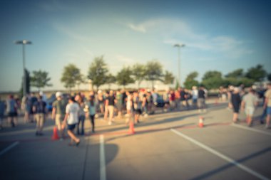 Vintage sesi Dallas, Texas, ABD Yerel otomobil katılan kişi hareket farklı grup bulanık. Meşgul insanlar tüm yıl, marka ve model araçların tarama.