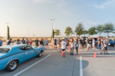 Bulanık hareket Dallas, Texas, ABD yerel otomobil katılan kişi çeşitli grup. Meşgul insanlar tüm yıl, marka ve model araçların tarama.