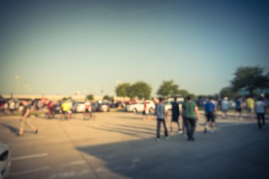 Bulanık hareket Dallas, Texas, ABD yerel otomobil katılan kişi çeşitli grup. Meşgul insanlar tüm yıl, marka ve model araçların tarama.