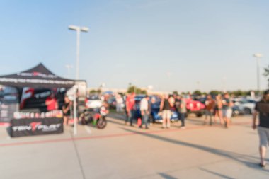 Hareket Dallas, Texas, ABD Yerel otomobil katılan kişi çeşitli grup bulanık. Bütün yıl, marka ve model satıcı, Organizatör çadır yakınındaki araçların tarama bulanık meşgul insanlar