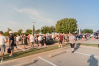 Bulanık hareket Dallas, Texas, ABD yerel otomobil katılan kişi çeşitli grup. Meşgul insanlar tüm yıl, marka ve model araçların tarama.