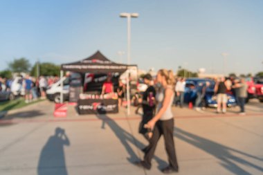 Hareket Dallas, Texas, ABD Yerel otomobil katılan kişi çeşitli grup bulanık. Bütün yıl, marka ve model satıcı, Organizatör çadır yakınındaki araçların tarama bulanık meşgul insanlar