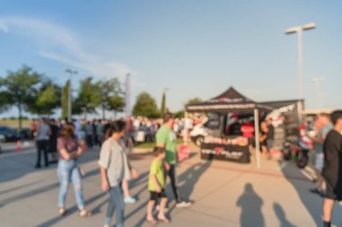 Hareket Dallas, Texas, ABD Yerel otomobil katılan kişi çeşitli grup bulanık. Bütün yıl, marka ve model satıcı, Organizatör çadır yakınındaki araçların tarama bulanık meşgul insanlar