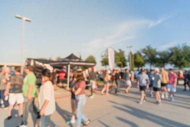 Hareket Dallas, Texas, ABD Yerel otomobil katılan kişi çeşitli grup bulanık. Bütün yıl, marka ve model satıcı, Organizatör çadır yakınındaki araçların tarama bulanık meşgul insanlar