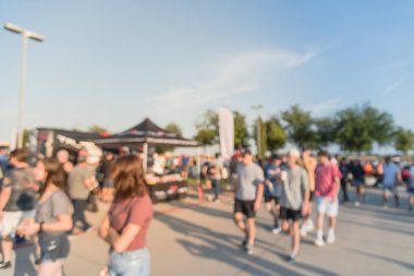 Hareket Dallas, Texas, ABD Yerel otomobil katılan kişi çeşitli grup bulanık. Bütün yıl, marka ve model satıcı, Organizatör çadır yakınındaki araçların tarama bulanık meşgul insanlar