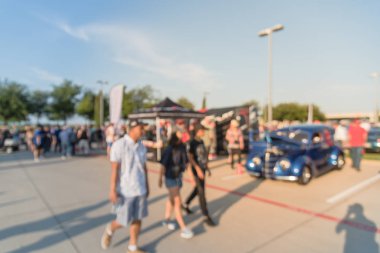Hareket Dallas, Texas, ABD Yerel otomobil katılan kişi çeşitli grup bulanık. Bütün yıl, marka ve model satıcı, Organizatör çadır yakınındaki araçların tarama bulanık meşgul insanlar