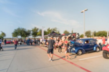 Hareket Dallas, Texas, ABD Yerel otomobil katılan kişi çeşitli grup bulanık. Bütün yıl, marka ve model satıcı, Organizatör çadır yakınındaki araçların tarama bulanık meşgul insanlar