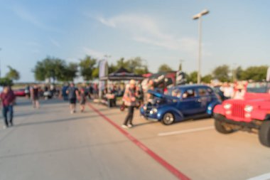 Hareket Dallas, Texas, ABD Yerel otomobil katılan kişi çeşitli grup bulanık. Bütün yıl, marka ve model satıcı, Organizatör çadır yakınındaki araçların tarama bulanık meşgul insanlar