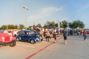 Hareket Dallas, Texas, ABD Yerel otomobil katılan kişi çeşitli grup bulanık. Bütün yıl, marka ve model satıcı, Organizatör çadır yakınındaki araçların tarama bulanık meşgul insanlar