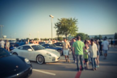 Vintage sesi Dallas, Texas, ABD Yerel otomobil katılan kişi hareket farklı grup bulanık. Meşgul insanlar tüm yıl, marka ve model araçların tarama.