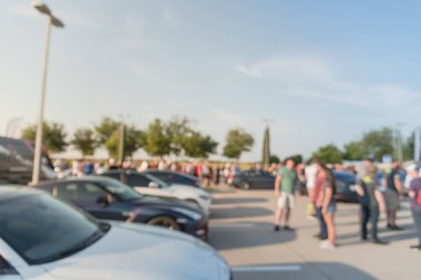 Bulanık hareket Dallas, Texas, ABD yerel otomobil katılan kişi çeşitli grup. Meşgul insanlar tüm yıl, marka ve model araçların tarama.