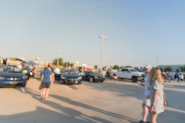 Bulanık hareket Dallas, Texas, ABD yerel otomobil katılan kişi çeşitli grup. Meşgul insanlar tüm yıl, marka ve model araçların tarama.