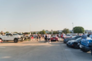 Bulanık hareket Dallas, Texas, ABD yerel otomobil katılan kişi çeşitli grup. Meşgul insanlar tüm yıl, marka ve model araçların tarama.