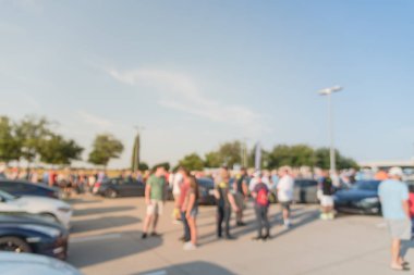 Bulanık hareket Dallas, Texas, ABD yerel otomobil katılan kişi çeşitli grup. Meşgul insanlar tüm yıl, marka ve model araçların tarama.