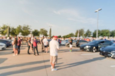 Bulanık hareket Dallas, Texas, ABD yerel otomobil katılan kişi çeşitli grup. Meşgul insanlar tüm yıl, marka ve model araçların tarama.
