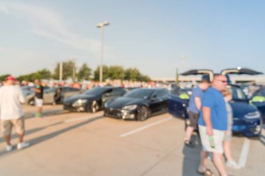 Bulanık hareket Dallas, Texas, ABD yerel otomobil katılan kişi çeşitli grup. Meşgul insanlar tüm yıl, marka ve model araçların tarama.