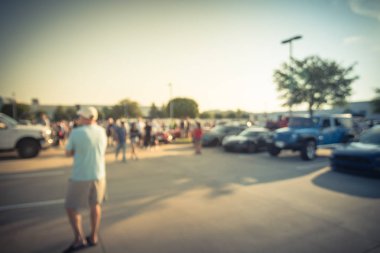 Bulanık hareket Dallas, Texas, ABD yerel otomobil katılan kişi çeşitli grup. Meşgul insanlar tüm yıl, marka ve model araçların tarama.