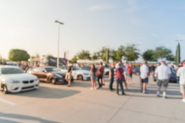 Bulanık hareket Dallas, Texas, ABD yerel otomobil katılan kişi çeşitli grup. Meşgul insanlar tüm yıl, marka ve model araçların tarama.