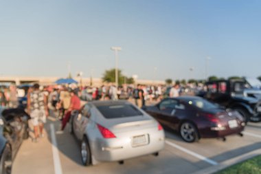 Bulanık hareket Dallas, Texas, ABD yerel otomobil katılan kişi çeşitli grup. Meşgul insanlar tüm yıl, marka ve model araçların tarama.