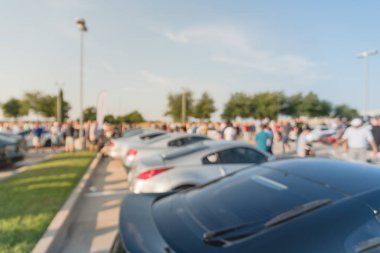 Bulanık hareket Dallas, Texas, ABD yerel otomobil katılan kişi çeşitli grup. Meşgul insanlar tüm yıl, marka ve model araçların tarama.