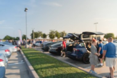 Bulanık hareket Dallas, Texas, ABD yerel otomobil katılan kişi çeşitli grup. Meşgul insanlar tüm yıl, marka ve model araçların tarama.