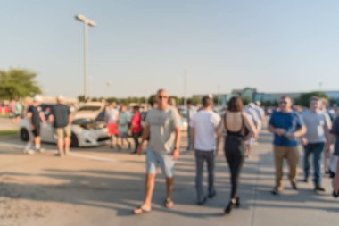 Bulanık hareket Dallas, Texas, ABD yerel otomobil katılan kişi çeşitli grup. Meşgul insanlar tüm yıl, marka ve model araçların tarama.